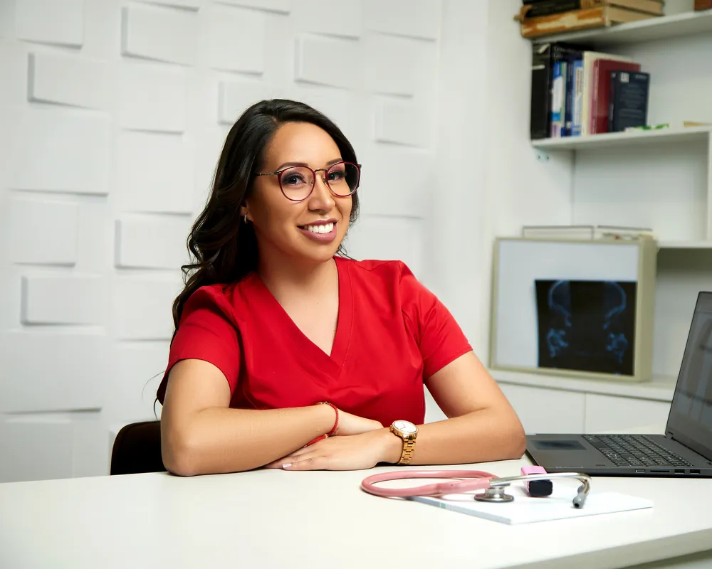Dra. Andrea Soria M. en su consultorio de urología en Ambato